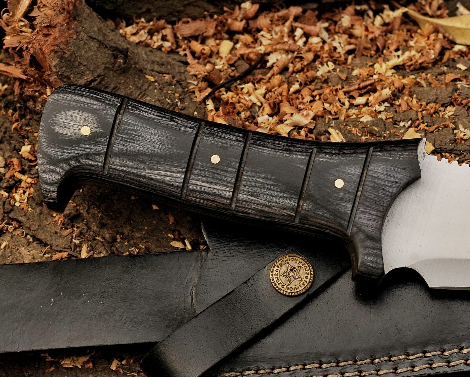 Video game replica knife with D2 steel blade