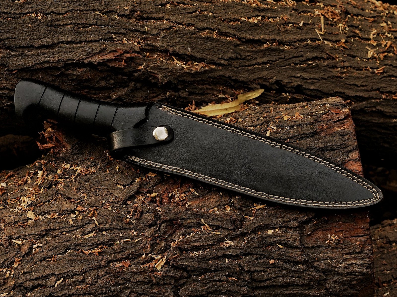 Leon Kennedy knife with leather sheath